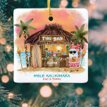 Tiki Beach Tropical Sunset Mele Kalikimaka Santa Keramisch Ornament<br><div class="desc">Het tropische kerstornament bestaat uit een kerstman die geniet van een vakantie in een Tiki bar op het strand bij zonsondergang met palmbomen, strijklichten en Hawaïaanse "Aloha" en "Mele Kalikimaka" groeten. Tropische cocktails, een ananas, hibiscus en palmbladeren, een surfplank en een papegaai in een piraat pet versieren de bar. Personaliseer...</div>