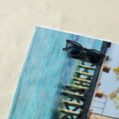 Tiki Huts op een pier met Thatched Roofs Strandlaken (In situ)