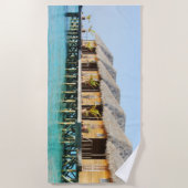 Tiki Huts op een pier met Thatched Roofs Strandlaken (Voorkant)