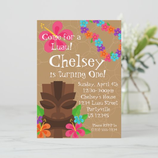 Tiki Man en Bloem Lei Luau Birthday Party Kaart (Staand voorkant)