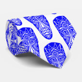 Tiki-maskers - Blauw op wit Stropdas (Opgerold)