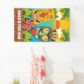 Tiki-tijd in heldere kleuren met maskers en zonson spandoek (Insitu)