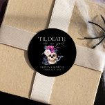 'Til Death Do US Part Paars & Black Wedding' Ronde Sticker<br><div class="desc">Dit prachtige collectie heeft een schedel en slang met paarse florale elementen.</div>