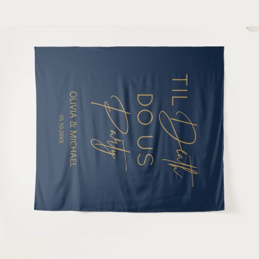 Til death do us party wedding navy gold backdrop  wandkleed (Voorkant (horizontaal))