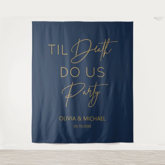 Til death do us party wedding navy gold backdrop  wandkleed (Voorkant)