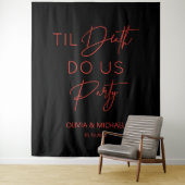 Til death do us party wedding red text backdrop wandkleed (In situ)