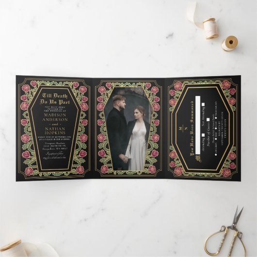 Till Death Do Us Part Roos Black Gothic Wedding Drieluik Uitnodiging (Binnen)