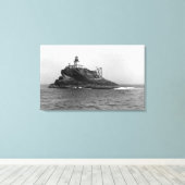 Tillamook Rock, gedomineerd door haar vuurtoren Canvas Afdruk (Insitu (Houten vloer))