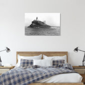 Tillamook Rock, gedomineerd door haar vuurtoren Canvas Afdruk (Insitu (Slaapkamer))