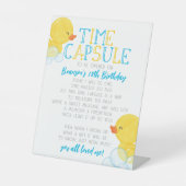 Time Capsule Rubber Duck 1st Verjaardagsfeest Reclamebord Met Voetstuk (Voorkant)