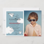 Time Flies Papieren Vliegtuig Blauwe Jongen Foto V Kaart (Voorkant)