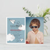 Time Flies Papieren Vliegtuig Blauwe Jongen Foto V Kaart (Staand voorkant)
