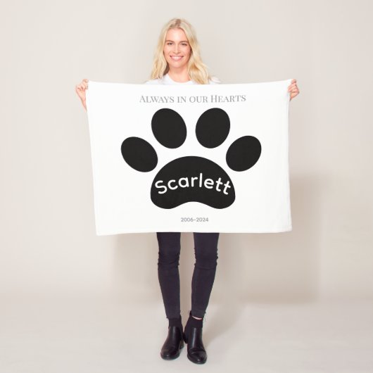 Timeless Black & White Paw Print Tribute Fleece Deken (In situ)