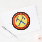 timmerlieden krijgen de klus geklaard ronde sticker (Envelop)