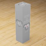 Tin 10th bruiloft hartfoto wijndoos wijn<br><div class="desc">Een cadeau voor wijn of gedistilleerde drank met Jubileum. Een prachtig pittig harteffect op een lichtgrijze kleur met een fotosjabloon van de 10e trouwdag van de wijndoos. Pas met uw eigen ontvangers naam of familieleden details en foto aan. Het tiende Jubileum jaar wordt traditioneel geassocieerd met tin. Op dit moment...</div>