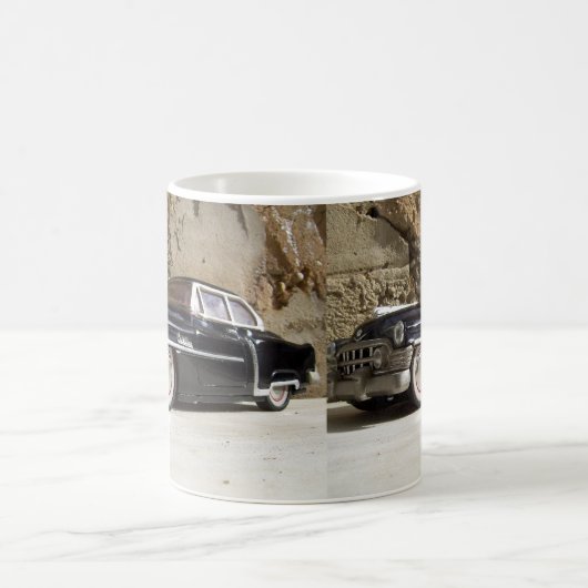 "Tin bord model Cadillac." Koffiemok (Center)