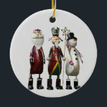 Tin Santa, Soldier en Snowman Keramisch Ornament<br><div class="desc">Deze kleurrijke boomversiering kenmerkt traditionele kerstpersonages,  Santa Claus,  een ouderwetse soldaat,  en een sneeuwman die allemaal gemaakt is van tin.</div>