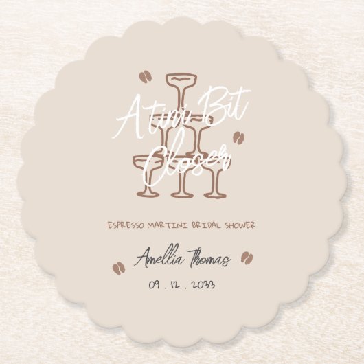 Tini Bit espresso martini Whimsical bruidsfeest Kartonnen Onderzetters (Voorkant)