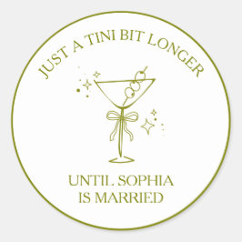 "Tini Bit Longer" Vies Martini Olijf Meisjesuitje Ronde Sticker