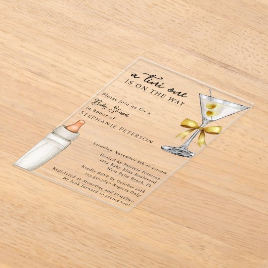 Tini One is onderweg naar het Yellow Martini Baby  Acryl Uitnodigingen (Laagn)