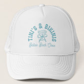 Tinis & Bikinis Trucker Hoed | Aangepaste vrijgeze Pet (Voorkant)