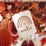 TINLEY Auntie richtte Boho Terracotta Rainbow Koffiemok<br><div class="desc">Deze keramische mok is voorzien van een verbrande oranje terracotta-regenboog met een zon binnenin en het woord 'tante' in een handgeschreven penseellettertype. Deze koffiebeker is de perfecte manier om een nieuwe baby in de familie aan te kondigen en een geweldig cadeau aan je favoriete tante. 💜 KLEUREN ZIJN EDITABLE! Klik...</div>