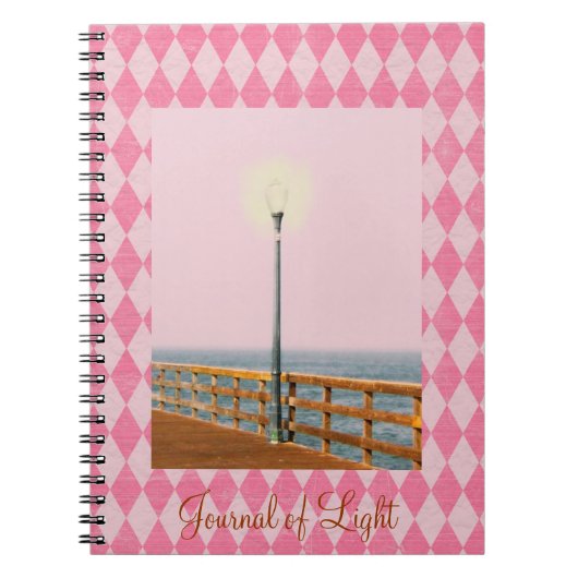 Tinted Pier Lamp Post Pink Argyle Journal Notitieboek (Voorkant)