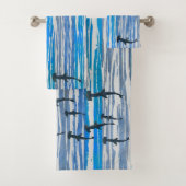 Tinten van blauw, grijs en witte strepen en haaien bad handdoek (Insitu)