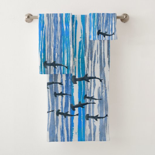 Tinten van blauw, grijs en witte strepen en haaien bad handdoek (Insitu)