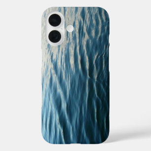 Tinten van Blauwe Water Abstracte Natuurfotografie iPhone 16 Hoesje