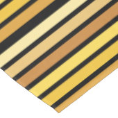 tinten van goudgele strepen op zwart tafelkleed (Gekanteld)