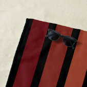 tinten van rode strepen op zwart strandlaken (In situ)