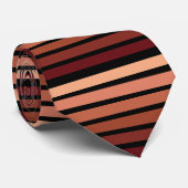 tinten van rode strepen op zwart stropdas (Opgerold)