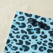 Tintenblauwe trendy luipaardprint met naam strandlaken (In situ)