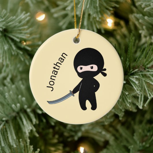 Tiny Angry Ninja, aangepaste naam op geel Keramisch Ornament (Boom)