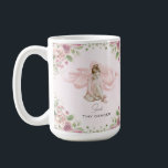 Tiny Dancer Ballerina Gepersonaliseerde Mok<br><div class="desc">Serveer wat warme cacao of andere favoriete drankjes aan je eigen "kleine danser" met deze mok met een jong meisje dat haar balletschoenen aan het binden is. De achtergrond toont een grotere set balletslippers en een bloemmotief in alle vier de hoeken. Werk de tekst onderaan bij, voordat u deze in...</div>