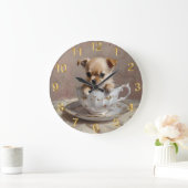 Tiny Delight: Chihuahua Puppy in een theekopje Grote Klok (Huis)
