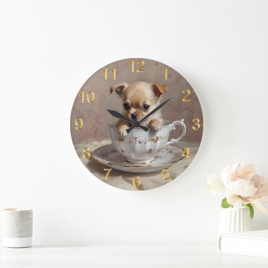 Tiny Delight: Chihuahua Puppy in een theekopje Grote Klok (Huis)