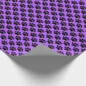 Tiny Dog Paw Print Pattern In Black and Purple Cadeaupapier (Hoek)