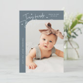 Tiny Hands Big Dreams Script Leisteenblauwe Geboor Aankondiging (Staand voorkant)