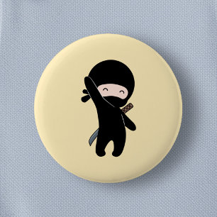 Tiny Happy Ninja op Yellow Ronde Button 5,7 Cm