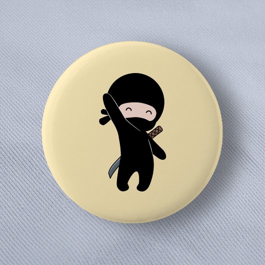 Tiny Happy Ninja op Yellow Ronde Button 5,7 Cm