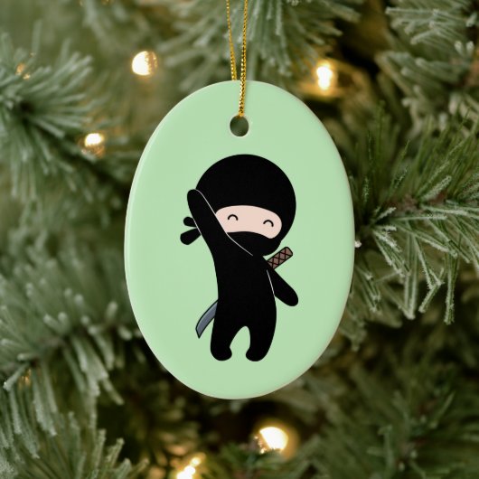 Tiny Happy Ninja over Green Keramisch Ornament (Boom)