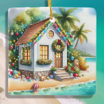 Tiny Home op het strand Feestelijke Kerstmis Keramisch Ornament<br><div class="desc">Gepersonaliseerde kerstversiering. Schattigee kleine witte feestelijke kleine huis op een strand met  feestelijke kerstversieringen zoals kransen,  slinger en kerstverlichting op palmbomen.</div>