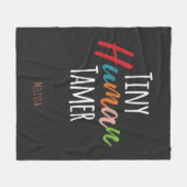Tiny Human Tamer Kindergarten Docer Typografie Fleece Deken (Voorkant (Horizontaal))