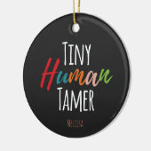 Tiny Human Tamer Kindergarten Docer Typografie Keramisch Ornament (Links)