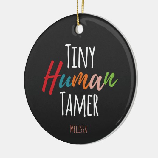 Tiny Human Tamer Kindergarten Docer Typografie Keramisch Ornament (Links)