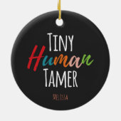 Tiny Human Tamer Kindergarten Docer Typografie Keramisch Ornament (Achterkant)
