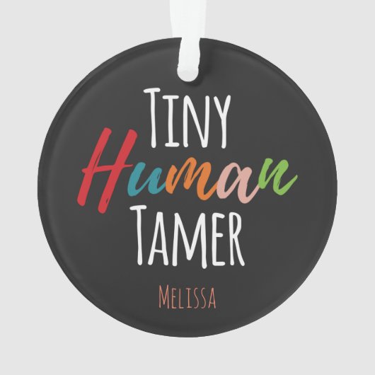 Tiny Human Tamer Kindergarten Docer Typografie Ornament (achterkant)