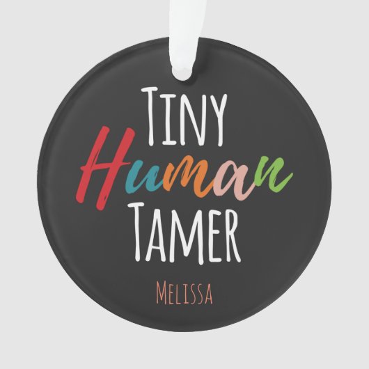 Tiny Human Tamer Kindergarten Docer Typografie Ornament (voorkant)